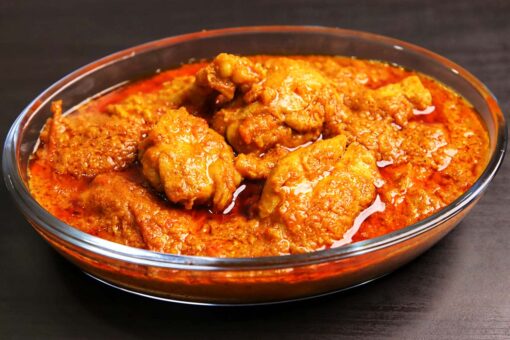 Creamy Delhi chicken korma in white cashew gravy